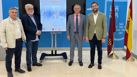 El director del Itrem, Juan Francisco Mart&iacute;nez (1d), el alcalde de Oj&oacute;s, Jos&eacute; Emilio Palaz&oacute;n (2d), Ricardo Montes (1i) y Antonio Salmer&oacute;n (2i), coordinadores del congreso y de la representaci&oacute;n teatralizada.
