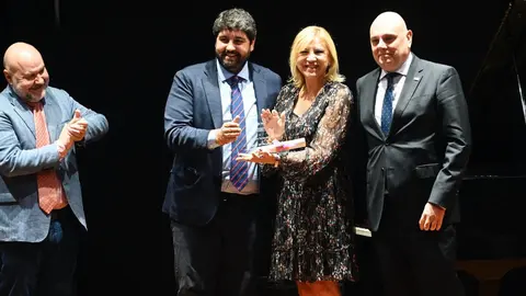 De izquierda a derecha, el presidente del Comit&eacute; Espa&ntilde;ol de Representantes de Personas con Discapacidad (CERMI), Luis Cayo; el presidente de la Comunidad, Fernando L&oacute;pez Miras; la senadora Violante Tom&aacute;s, y el presidente del Cermi Regi&oacute;n de Murcia, Pedro Mart&iacute;nez.