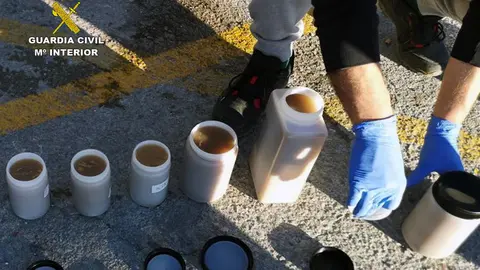 Muestras de agua recogidas en la EDAR en el marco de la investigaci&oacute;n | FOTO: GURADIA CIVIL