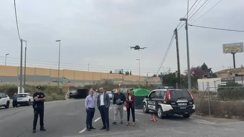 Presentaci&oacute;n de la iniciativa por la que drones de la Polic&iacute;a Local de Murcia sobrevolar&aacute;n calles y carriles de pedan&iacute;as, con el fin de detectar dep&oacute;sitos de enseres y basura fuera de los contenedores o en la v&iacute;a p&uacute;blica | FOTO: AYUNTAMIENTO DE MURCIA