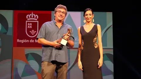La consejera de Empresa, Empleo, Universidades y Portavoc&iacute;a, Valle Migu&eacute;lez, entrega el Premio Regional de Artesan&iacute;a al artesano creativo del vidrio y metal Ismael Cerezo &lsquo;Flyppy&rsquo;, en la Gala celebrada esta tarde en Lorca. | FOTO: CARM