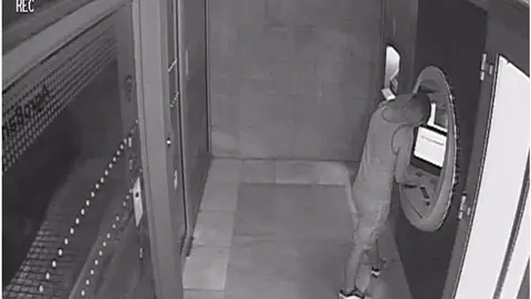 Imagen de la persona detenida en Albacete por un presunto delito de estafa con tarjeta bancaria. | FOTO: GUARDIA CIVIL