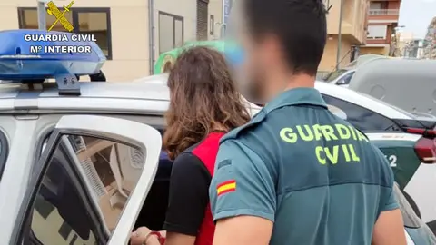 Imagen del detenido, custodiado por la Guardia Civil | FOTO: GUARDIA CIVIL