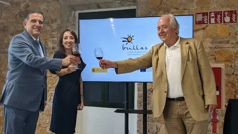 De izq. a der., el alcalde de Murcia, Jos&eacute; Antonio Serrano, la alcaldesa de Bullas, Mar&iacute;a Dolores Mu&ntilde;oz, y Paco Carre&ntilde;o, presidente de la DOP Bullas