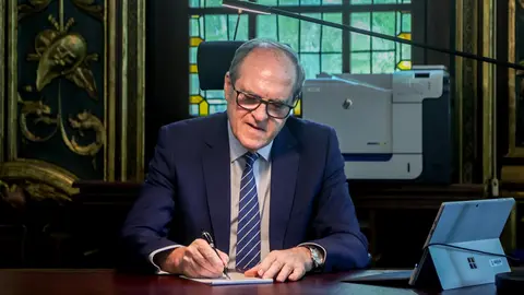 El defensor del Pueblo de Espa&ntilde;a, &Aacute;ngel Gabilondo, en su mesa de trabajo. FOTO: EUROPA PRESS