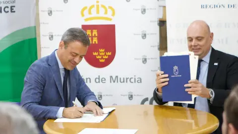 El consejero de Presidencia, Turismo, Cultura y Deportes, Marcos Ortu&ntilde;o, y el presidente de Cermi, Pedro C&eacute;sar Mart&iacute;nez, firman el convenio de colaboraci&oacute;n. | FOTO: CARM
