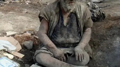 Amou Haji, el ermita&ntilde;o iran&iacute; que llevaba 67 a&ntilde;os sin lavarse