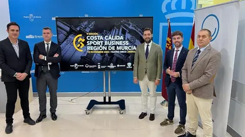 De izq. a der., Jos&eacute; Garc&iacute;a y Antonio Ruiz (ambos de Sport Business World), el director del Itrem, Juanfran Mart&iacute;nez; Fran S&aacute;nchez (director general de Deportes), y Ricardo Fern&aacute;ndez, director de Comunicaci&oacute;n de Universae