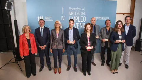 Ana Oliver, vicepresidenta primera de Hefame, en el centro de la imagen, junto al resto de premiados.