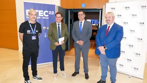 El alcalde Serrano (2d) y el concejal Larrosa (der.), junto a los organizadores del evento