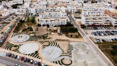 El proyecto premiado ha consistido en la implantaci&oacute;n de usos deportivos destinados al patinaje y skate en Sant Francesc Xavier, la capital de Formentera, y recibi&oacute; la distinci&oacute;n de &lsquo;Highly Commended&rsquo;. La iniciativa se llev&oacute; a cabo en un &aacute;rea delimitada y clasificada como Bien de Inter&eacute;s Cultural y permiti&oacute; la recuperaci&oacute;n de elementos hidr&aacute;ulicos que se encontraban en desuso.