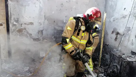 Imagen de archivo de un bombero del CEIS extinguiendo un incendio (foto: CEIS)
