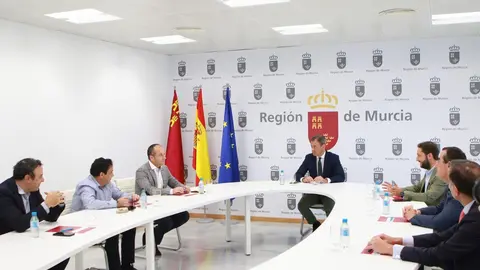 Marcos Ortu&ntilde;o, con los representantes de los hoteles del Imserso. FOTO: CARM
