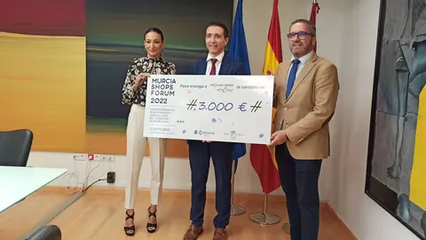 Al acto de entrega han acudido Jos&eacute; Perea, miembro de la Junta Directiva de AFACMUR; la consejera de Empresa, Empleo, Universidades y Portavoc&iacute;a, Valle Migu&eacute;lez; as&iacute; como el presidente de la C&aacute;mara de Comercio de Murcia, Miguel L&oacute;pez Abad.
