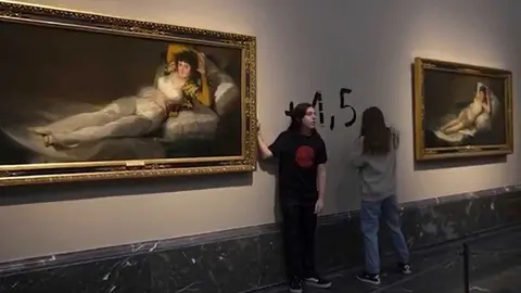 Captura de pantalla del v&iacute;deo en el que se muestra el momento en el que los activistas se pegan a los cuadros