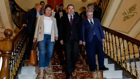 La alcaldesa de Jumilla, Juana Guardiola, el ministro de Agricultura, Pesca y Alimentaci&oacute;n, Luis Planas y el delegado del Gobierno en la Regi&oacute;n de Murcia, Jos&eacute; V&eacute;lez, durante su visita al ayuntamiento de Jumilla. FOTO: EUROPA PRESS