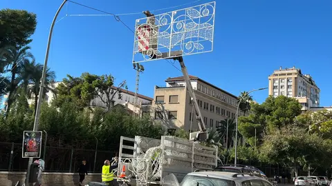 Personal del ayuntamiento instalando luces de Navidad