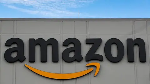 Logo de Amazon en el almac&eacute;n de Murcia