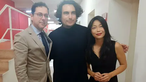 El director general del ICA, Manuel Cebri&aacute;n, junto al director de orquesta venezolano-estadounidense Ilyich Rivas, y la violinista surcoreana Soyoung Yoon, en un descanso del ensayo (Foto: CARM)