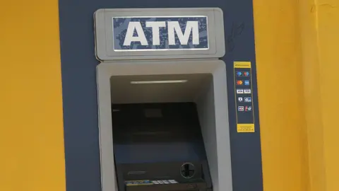 Correos instala un cajero autom&aacute;tico en Y&eacute;char