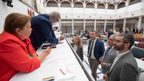 Los portavoces en la Asamblea dialogan con el presidente Castillo