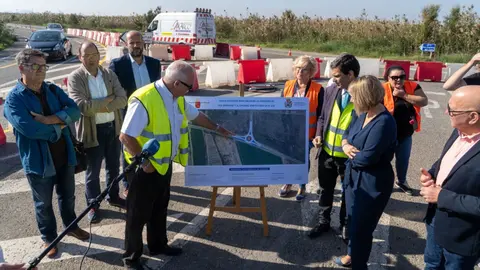Comienzan las obras de construcci&oacute;n de una nueva glorieta que regular&aacute; la conexi&oacute;n de la carretera de Los Urrutias y El Carmol&iacute;, que se suma a las obras ya finalizadas de la Rambla de La Carrasquilla por valor de 200.000 euros