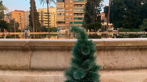 El &aacute;rbol de Navidad instalado en la ma&ntilde;ana de este martes en la Plaza Circular de la ciudad de Murcia.
