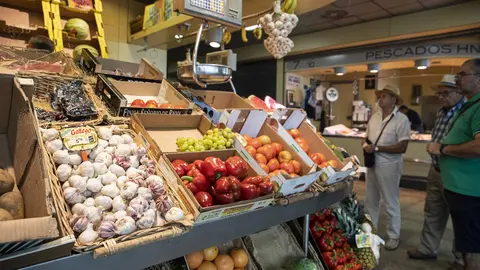 Un puesto de frutas y verduras de un mercado de abastos. FOTO: EUROPA PRESS