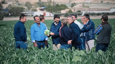 El presidente de la Regi&oacute;n de Murcia, Fernando L&oacute;pez Miras, junto a representes de organizaciones del sector hortofrut&iacute;cola, durante la visita a una empresa de Totana (Foto: CARM)