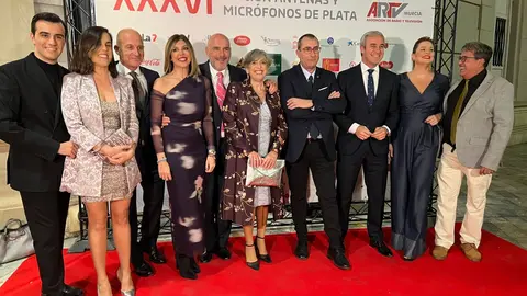 Olga Arribas (centro), arropada por varios profesionales de La 7, entre ellos el director general, Antonio Pe&ntilde;arrubia (3d), el subdirector Lorenzo Blanco (5d) y el presidente de la ARTV, Pepe Cano (4d)