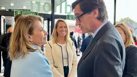 La ministra de Transportes, Raquel S&aacute;nchez, dialoga con el ex ministro de Sanidad y l&iacute;der del PSC, Salvador Illa