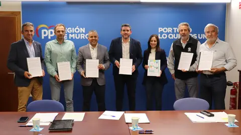 El consejero Luengo (centro) junto a Jes&uacute;s Cano y los representantes de las distintas entidades profesionales agrarias (Foto: PP)