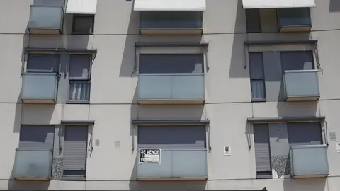Cartel de 'se vende' en el balc&oacute;n de un piso de un edificio de Madrid (Foto: Eduardo Parra-EP)