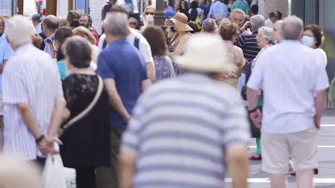 Personas paseando por la calle