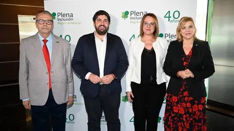 De izq. a der., Joaqu&iacute;n Barber&aacute;, el presidente L&oacute;pez Miras, la vicepresidenta Isabel Franco y la senadora Violante Tom&aacute;s, en el acto en conmemoraci&oacute;n del 40 aniversario de Plena Inclusi&oacute;n Regi&oacute;n de Murcia (Foto: CARM)