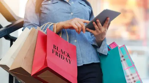 Los comercios ofrecen descuentos antes de las compras navide&ntilde;as (Foto: CARM)
