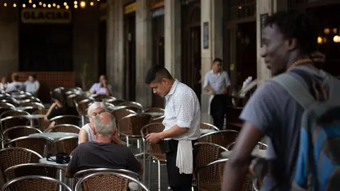 Un camarero atiende a una mesa