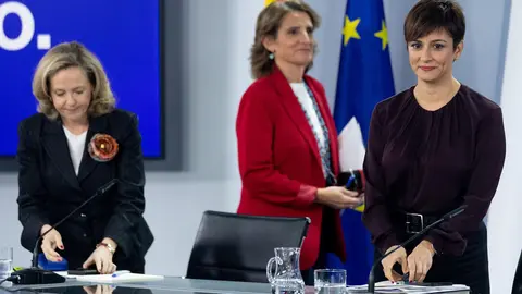 (I-D) La vicepresidenta primera y ministra de Asuntos Econ&oacute;micos y Transformaci&oacute;n Digital, Nadia Calvi&ntilde;o; la vicepresidenta tercera y ministra para la Transici&oacute;n Ecol&oacute;gica y el Reto Demogr&aacute;fico, Teresa Ribera, y la ministra de Pol&iacute;tica Territorial y porta (foto: Europa Press)