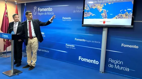 El consejero de Fomento e Infraestructuras, Jos&eacute; Ram&oacute;n D&iacute;ez de Revenga, y el secretario general de la Consejer&iacute;a, Enrique Ujald&oacute;n, durante la rueda de prensa sobre los Mapas de Flujo Preferente elaborados por la CHS (Foto: CARM)