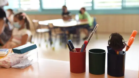 Recipientes llenos de l&aacute;pices en un aula (foto: Europa Press)