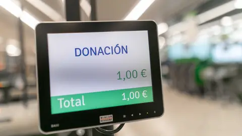 Detalle de la donaci&oacute;n en caja en la Gran Recogida de Alimentos en Mercadona