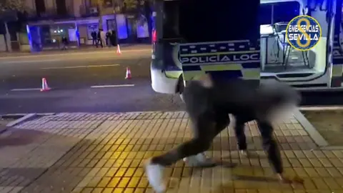 Un conductor ebrio se pone a dar saltos de capoeira para tratar de no dar positivo (foto: Emergencias Sevilla)