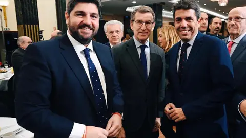 De izq. a der., Fernando L&oacute;pez Miras, Alberto N&uacute;&ntilde;ez-Feij&oacute;o y Carlos Maz&oacute;n, presidente del PP de Alicante