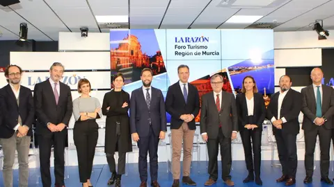 El consejero de Presidencia, Turismo, Cultura y Deportes, Marcos Ortu&ntilde;o, y el director del Itrem, Juan Francisco Mart&iacute;nez, junto a otros participantes en el evento celebrado en Madrid (Foto: CARM)