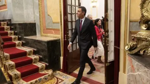 El presidente del Gobierno, Pedro S&aacute;nchez, a su llegada a una sesi&oacute;n plenaria en el Congreso de los Diputados, a 30 de noviembre de 2022 (foto: Europa Press)