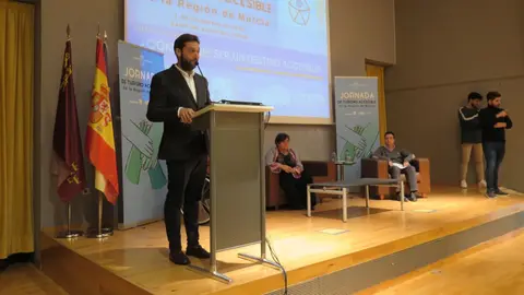 El director general del Instituto de Turismo, Juan Francisco Mart&iacute;nez, interviene en las jornadas (Foto: CARM)
