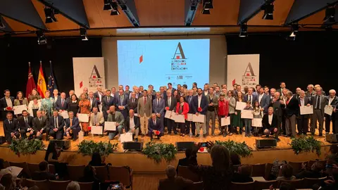 Foto de familia del consejero de Fomento e Infraestructuras, Jos&eacute; Ram&oacute;n D&iacute;ez de Revenga, junto a los galardonados en la IX Gala Premios de Calidad en la Edificaci&oacute;n (Foto: CARM)