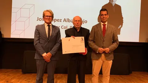 El consejero de Fomento e Infraestructuras, Jos&eacute; Ram&oacute;n D&iacute;ez de Revenga, y el presidente del Colegio de Aparejadores, Antonio M&aacute;rmol, hacen entrega a Jos&eacute; L&oacute;pez Albadalejo del Premio de Calidad en la Edificaci&oacute;n a la labor profesional (Foto: CARM)