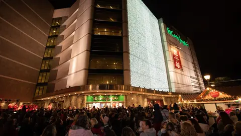 El Corte Ingl&eacute;s de Cartagena ha encendido este jueves su nueva iluminaci&oacute;n navide&ntilde;a.