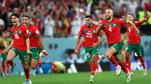 Jugadores de Marruecos celebran el pase. EFE/EPA/Tolga Bozoglu